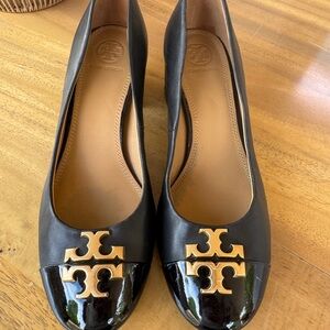 Tory Burch Everly Leather Block Heel Pump black Leather & Gold Logo